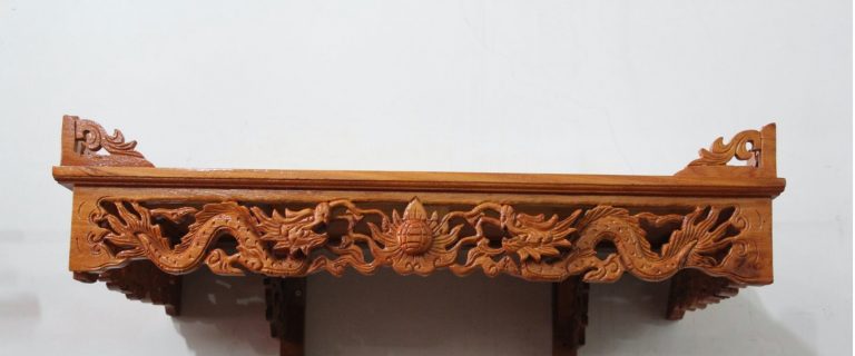 Kiểu dáng thiết kế hài hòa được giữa màu sắc cổ điển và hiện đại của sản phẩm bàn thờ treo tường loại to